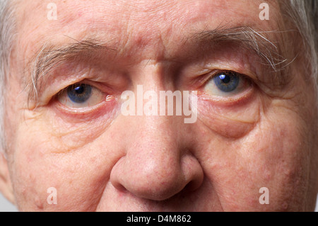 alte Mann Gesicht Teil Closeup Augen schaut in die Kamera Stockfoto