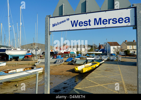 Willkommensgruß an West Mersea Boot Benutzern ankommen auf Ponton und Landgang Stockfoto