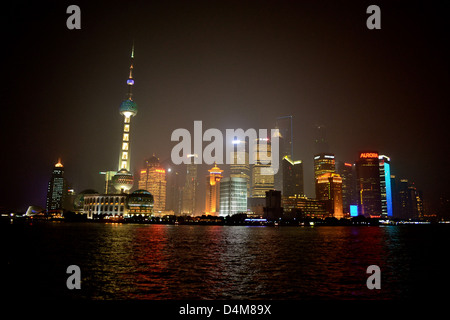 Shanghai Skyline - Blick auf Pudong (Huangpu Ostufer) in der Nacht vom Bund Stockfoto