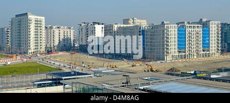 Wohnblöcke, die auf die Umwandlung von 2012 Unterkünften für Olympia-Athleten in neue alte Wohnhäuser warten Stratford Newham East End London England Großbritannien Stockfoto