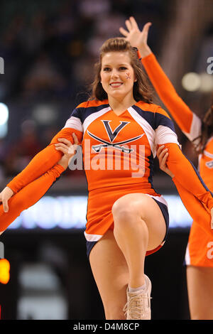 15. März 2013 - Greensboro, NC, USA - 14. März 2013: Virginia Cavaliers Cheerleader bei NCAA Basketball-Spiel zwischen der North Carolina State Wolfpack und Virginia Cavaliers am 2013 ACC Tournament in Greensboro Coliseum, Greensboro, NC. Stockfoto