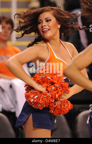 15. März 2013 - Greensboro, NC, USA - 14. März 2013: Virginia Cavaliers Cheerleader bei NCAA Basketball-Spiel zwischen der North Carolina State Wolfpack und Virginia Cavaliers am 2013 ACC Tournament in Greensboro Coliseum, Greensboro, NC. Stockfoto