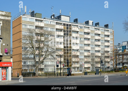 Wohnblock in einer benachteiligten Gegend bei Ladbrokes Wetten Shop auf benachbarten Straßenecke Stockfoto