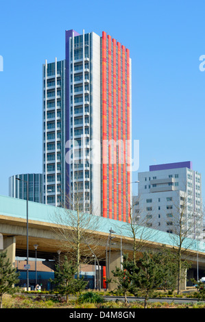 Modernes Appartementhaus Hochhaus gebaut neben Bundesstraße Überführung Stockfoto