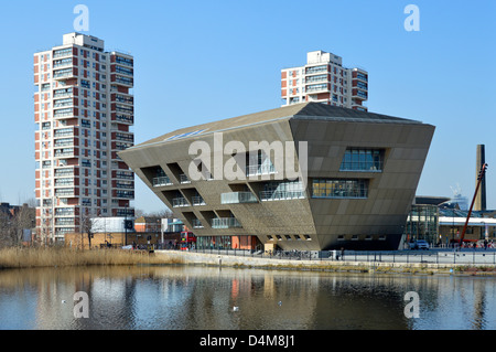 Stadtbibliothek bei Canada Water mit Hochhaus Turm Wohnblocks über Stockfoto