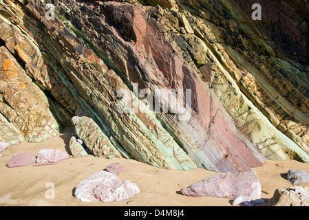 Felsen und Klippen Gesichter mit eine abwechslungsreiche Geologie im Marloes Sands beach Pembrokeshire Coast Nationalpark im Spätsommer South West Wa Stockfoto