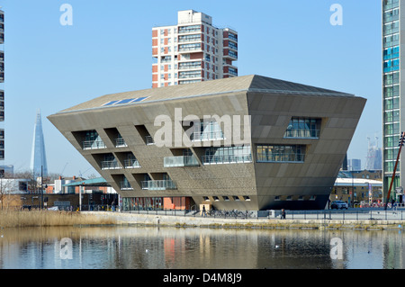 Moderne Architektur öffentliches Bibliotheksgebäude Kanada Wasserhochhäuser Wohntürme und Shard Wolkenkratzer Gebäude jenseits von London England Großbritannien Stockfoto
