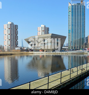 Moderne urbane Landschaft am Canada Wassersee und Wildlife Refuge Moderne Gebäude dominieren Skyline eine ungewöhnlich geformte öffentliche Bibliothek London England Großbritannien Stockfoto