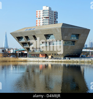 Ungewöhnliche Formen moderner Gebäude spiegelt sich in Canada Water See unter anderem eine öffentliche Bibliothek Stockfoto