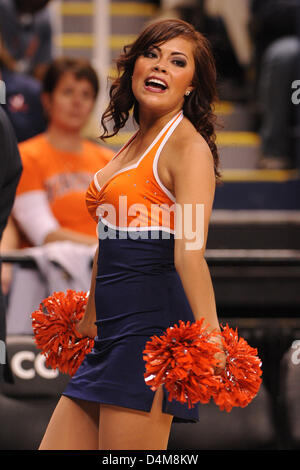 15. März 2013 - Greensboro, NC, USA - 14. März 2013: Virginia Cavaliers Cheerleader bei NCAA Basketball-Spiel zwischen der North Carolina State Wolfpack und Virginia Cavaliers am 2013 ACC Tournament in Greensboro Coliseum, Greensboro, NC. Stockfoto