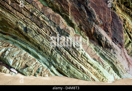 Felsen und Klippen Gesichter mit eine abwechslungsreiche Geologie im Marloes Sands beach Pembrokeshire Coast Nationalpark im Spätsommer South West Wa Stockfoto