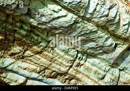 Felsen und Klippen Gesichter mit eine abwechslungsreiche Geologie im Marloes Sands beach Pembrokeshire Coast Nationalpark im Spätsommer South West Wa Stockfoto