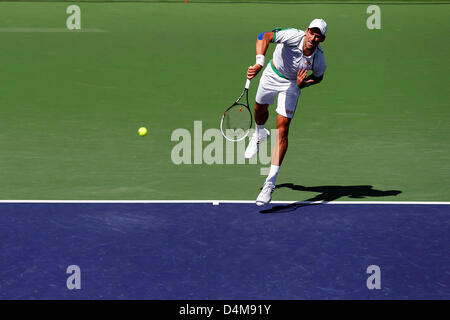 15. März 2013: Novak Djokovic Serbien dient dazu, Jo-Wilfried Tsonga Frankreichs während der BNP Paribas Open in Indian Wells Tennis Garden in Indian Wells, Kalifornien Stockfoto