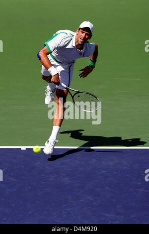 15. März 2013: Novak Djokovic Serbien dient dazu, Jo-Wilfried Tsonga Frankreichs während der BNP Paribas Open in Indian Wells Tennis Garden in Indian Wells, Kalifornien Stockfoto