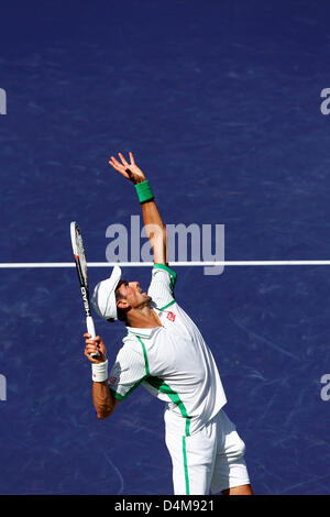 15. März 2013: Novak Djokovic Serbien dient dazu, Jo-Wilfried Tsonga Frankreichs während der BNP Paribas Open in Indian Wells Tennis Garden in Indian Wells, Kalifornien Stockfoto