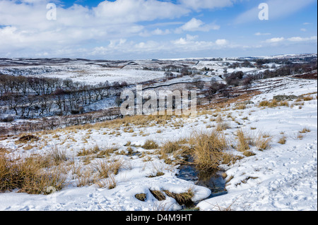 Blick auf verschneite Moorlandschaft in North York Moors National Park in der Nähe von Dorf Goathland in North Yorkshire. Stockfoto