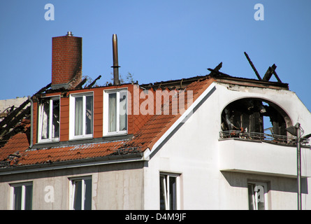 Berlin, Deutschland, verbrannte Dach eines Mehrfamilienhauses Stockfoto