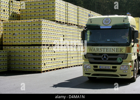 Warstein, Deutschland, LKW und Bier Fällen auf dem Gelände der Brauerei Warsteiner Stockfoto