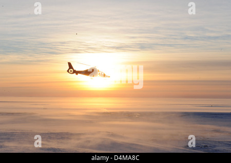 Küstenwache Hubschrauber steigt vom Berg Stockfoto