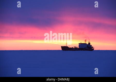 Coast Guard Cutter Healy bei Sonnenaufgang Stockfoto