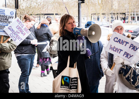 15. März 2013 - Milton Keynes Rat Civic Offices, Milton Keynes, UK - Demonstranten demonstrieren gegen die Pläne der Regierung für ein "Schlafzimmer-Steuer" Stockfoto