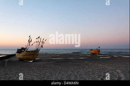 Rewahl, Polen, Angelboote/Fischerboote am Strand der Küste Rewaler Stockfoto