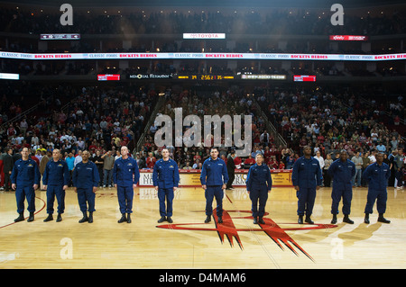 Militärische Aufwertung Night at the Houston Rockets spielen Stockfoto