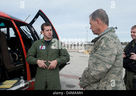 General Fraser erhält Sicherheit kurze von Petty Officer 3rd Class Scott Keeley Stockfoto