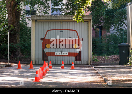 Berlin, Deutschland, wurde übermalt Auto in einer garage Stockfoto