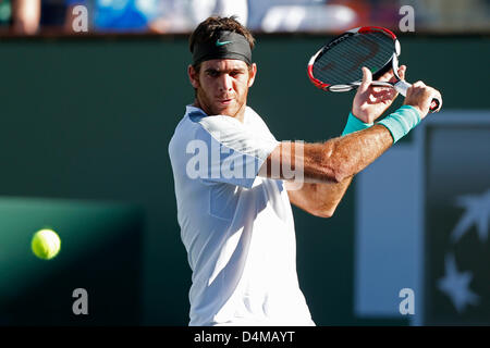15. März 2013: Juan Martin del Potro Argentinien gibt einen Schuss gegen Andy Murray von Großbritannien während der BNP Paribas Open in Indian Wells Tennis Garden in Indian Wells, Kalifornien Stockfoto