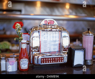 Zähler-Juke-Box in Peggy Sue Diner, W Yermo Road, Yermo, California, Vereinigte Staaten von Amerika Stockfoto