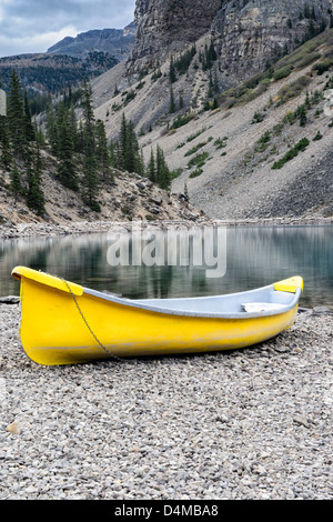 Ein gelbes Kanu am Ufer des Moraine Lake im Banff Nationalpark in Alberta, Kanada. Stockfoto