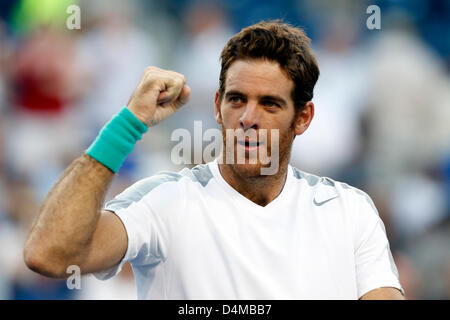 15. März 2013: Juan Martin del Potro Argentinien gibt einen Schuss gegen Andy Murray von Großbritannien während der BNP Paribas Open in Indian Wells Tennis Garden in Indian Wells, Kalifornien Stockfoto