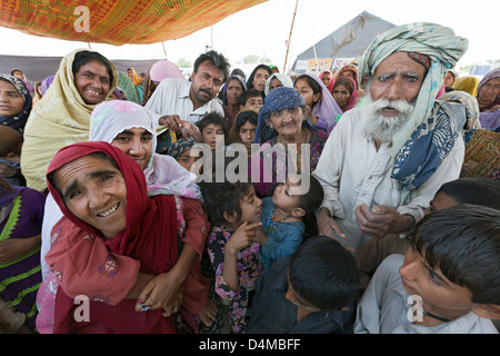 Jaffaraba, Pakistan, Flüchtlinge bei der Gesundheit-post Stockfoto