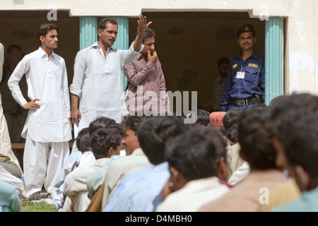 Hamzomahar, Pakistan, Bezahlung der Arbeiter Stockfoto