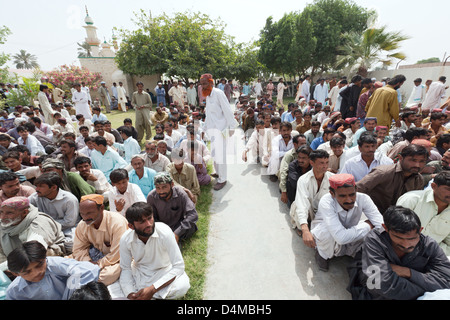 Hamzomahar, Pakistan, Bezahlung der Arbeiter Stockfoto