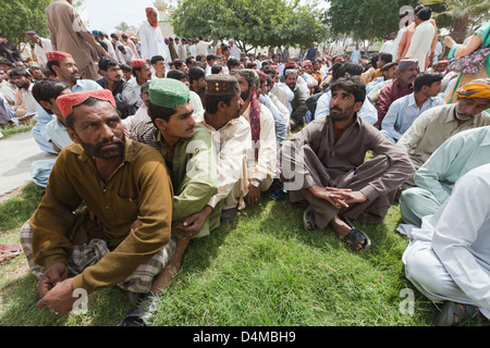 Hamzomahar, Pakistan, Bezahlung der Arbeiter Stockfoto