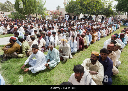 Hamzomahar, Pakistan, Bezahlung der Arbeiter Stockfoto