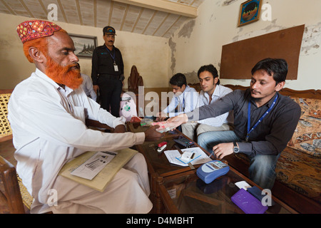 Hamzomahar, Pakistan, nimmt Herr Hafiz Fördermittel für seine Arbeiter Stockfoto