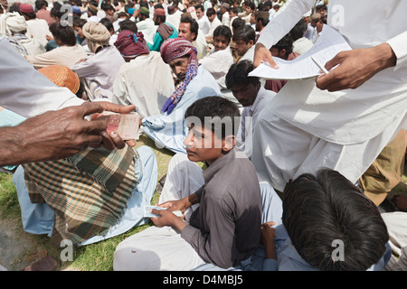 Hamzomahar, Pakistan, Bezahlung der Arbeiter Stockfoto