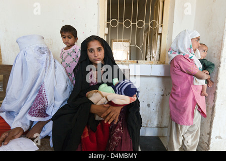 Dalel Buriro, Pakistan, Patienten in der Gesundheitsstation St. John Stockfoto