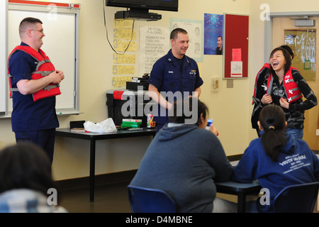 Coast Guardsmen nahmen an Arctic Shield 2012 Teil und unterrichteten Highschool-Schüler in Savoonga im Rahmen des Kids Don't Float Programms über Wassersicherheit. Im Mittelpunkt der Öffentlichkeitsarbeit standen die Prävention und das Sicherheitsbewusstsein, wobei die Bedeutung von Schwimmvorrichtungen hervorgehoben wurde. Die Initiative wurde vom Public Affairs-Team von Sector Anchorage im Rahmen ihrer Bemühungen um das Engagement in der Gemeinde geleitet. Stockfoto