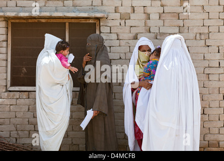 Sakeem Kerbela, Pakistan, Frauen gehen für Hygiene-Erziehung Stockfoto