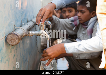 Usman Kurea trinken, Pakistan, Kinder aus einem Trinkwasser-Behälter Stockfoto