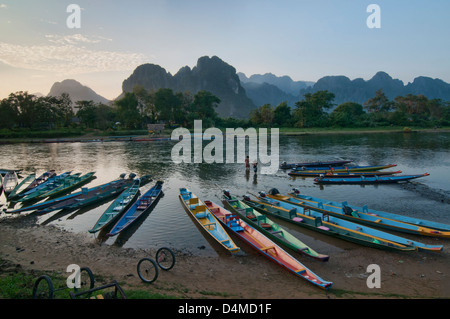 Boote am Nam Song River in Vang Vieng, Laos Stockfoto