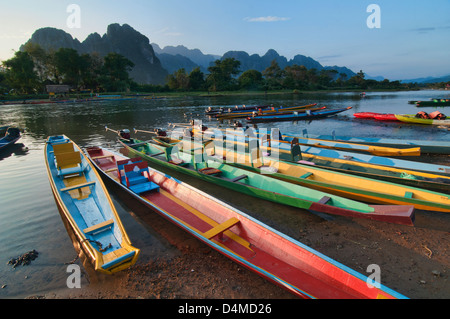 Boote am Nam Song River in Vang Vieng, Laos Stockfoto