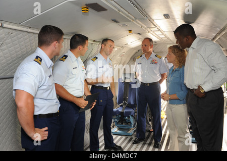 U.S. Coast Guard Kapitän Rick Kenin, kommandierender Offizier der Küstenwache Air Station Miami und Crew Mitglieder sprechen sie mit US-Reps. Debbie Wasserman Schultz und Kendrick Sanftmütig an Bord eines HC-144A Ocean Sentry Flugzeuge Juni 1, 2010, in Miami. (U.S. Coast Guard Foto von Petty Officer 3. Klasse Sabrina Elgammal/Freigegeben) Stockfoto