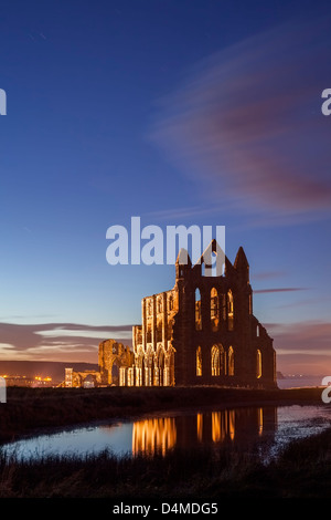 Whitby Abtei in der Nacht, North Yorkshire. Stockfoto