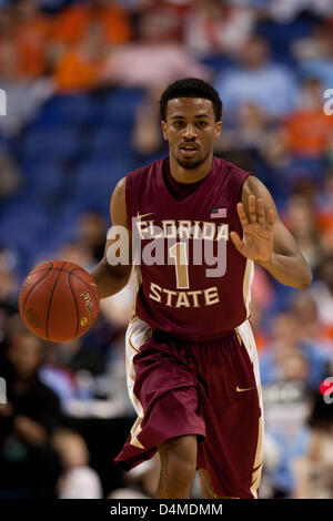 15. März 2013 - Greensboro, North Carolina, Vereinigte Staaten von Amerika - 15. März 2013: Florida State Guard Devon Bookert (1) treibt den Ball nach unten das Gericht während des Florida State Vs North Carolina Spiels am 2013 ACC Herren Basketball-Turnier, in Greensboro, North Carolina in Greensboro Coliseum am 15. März 2013. North Carolina besiegte Florida State 83-62. Stockfoto