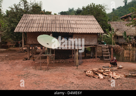 Satellitenschüssel im ländlichen Khmu Dorf, Luang Nam Tha, Laos Stockfoto